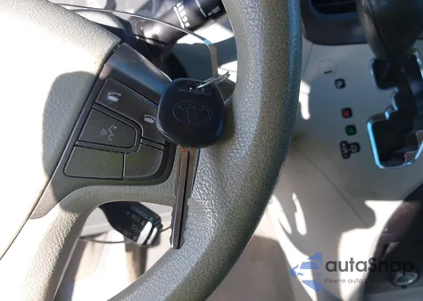 2012 Toyota Sienna Le V6 8 Passenger z USA, uszkodzony, nr VIN 5TDKK3DC2CS258692